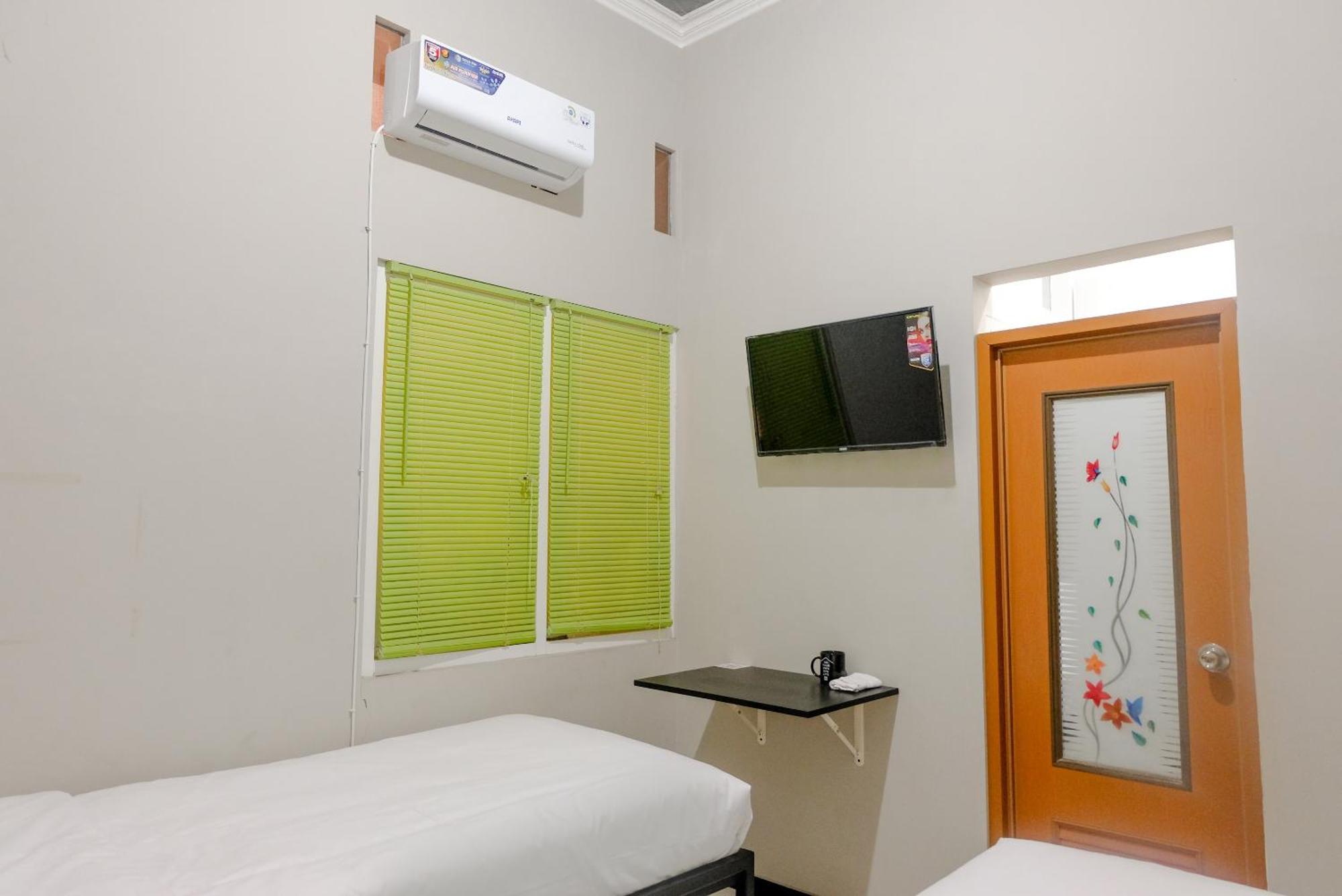 OYO Life 2399 Gerbera House - Kos Putri Hotel Malang Bagian luar foto