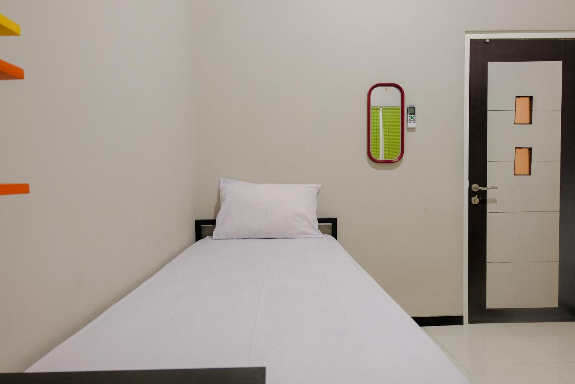 OYO Life 2399 Gerbera House - Kos Putri Hotel Malang Bagian luar foto
