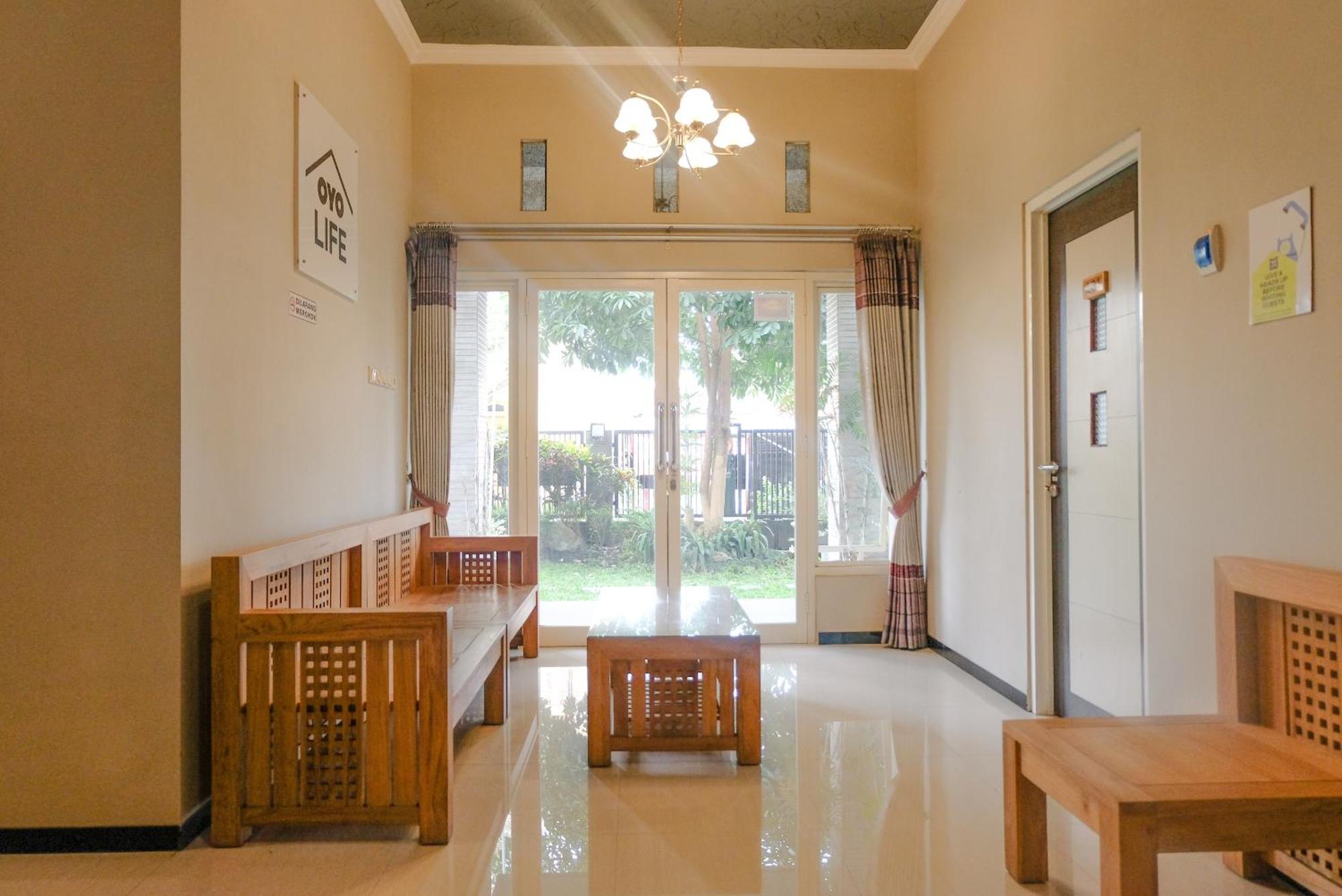 OYO Life 2399 Gerbera House - Kos Putri Hotel Malang Bagian luar foto