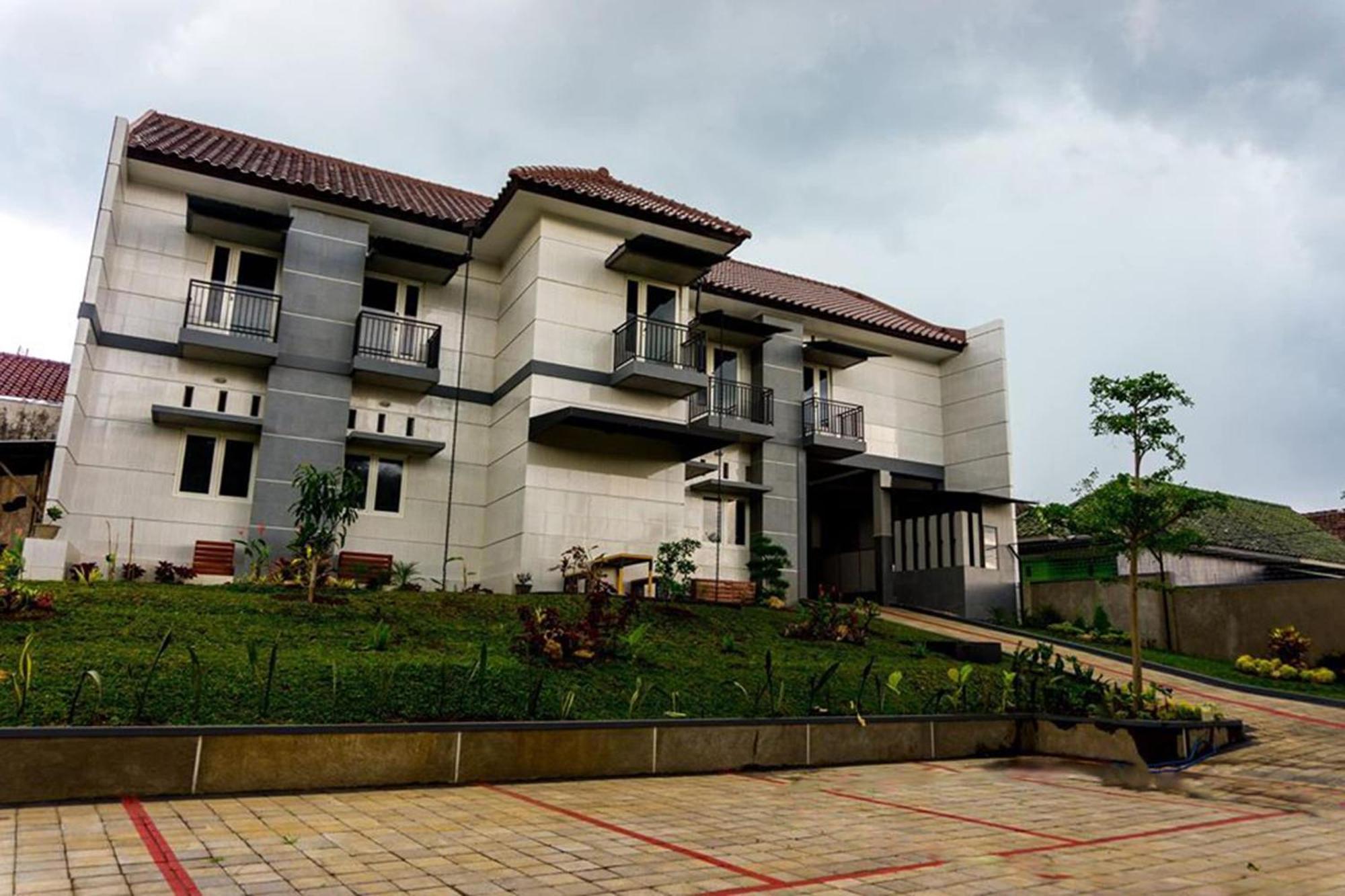 OYO Life 2399 Gerbera House - Kos Putri Hotel Malang Bagian luar foto